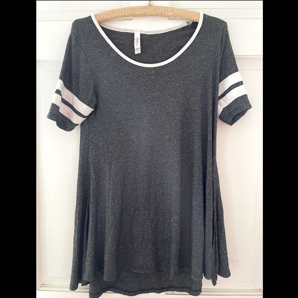 EUC LulaRoe Perfect Tee - Gray and white